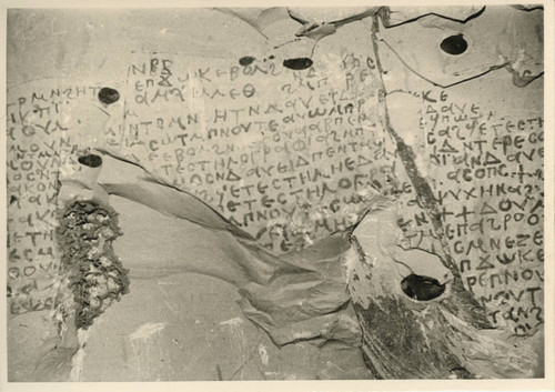 Inscriptions in cave T 8 at Jabal al-Ṭārif cliff