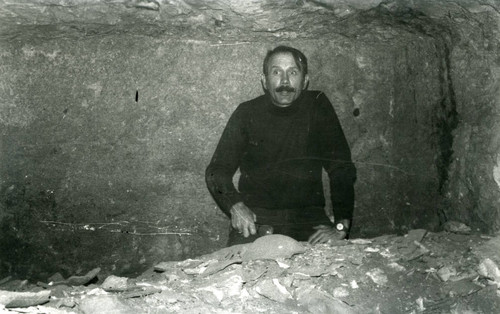 Charles Hendrick in cave T 8