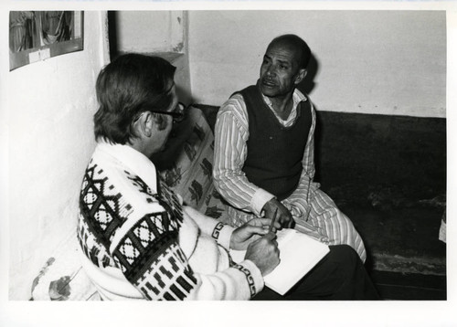 James Robinson listening to Egyptian scholar Rāghib Andarāwus al-Qiss 'Abd al-Sayyid