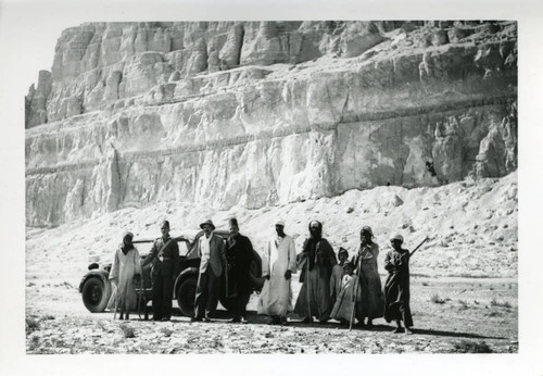 Jean Doresse with the expedition at Jabal al-Ṭārif