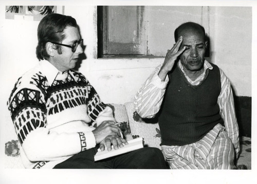 James Robinson listening to Egyptian scholar Rāghib Andarāwus al-Qiss 'Abd al-Sayyid