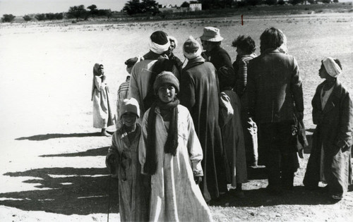 Egyptian children below Jabal al-Ṭārif cliff