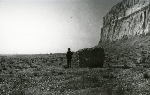 Boulder near Jabal al-Ṭārif cliff