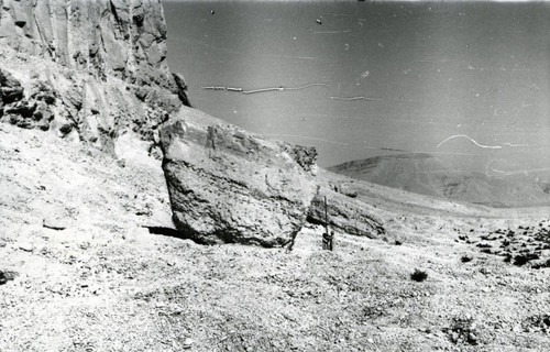 Boulder near Jabal al-Ṭārif cliff