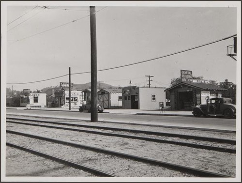 Cheap structures on Eagle Rock Boulevard, looking east from north of York Boulevard