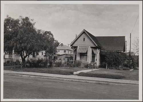 Old frame house north side of 11th Place, east of Union Avenue