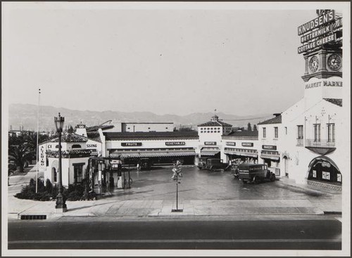 Drive-in market, northeast corner of Wilshire Boulevard and Hamilton Drive