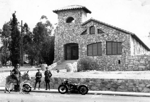 Tujunga Police officers in front of Bolton Hall, 1930