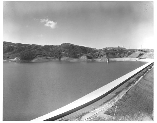 Bords du Chenal（海峡の岸辺）　水路のほとり Encino Reservoir, Encino, 1963 — Calisphere