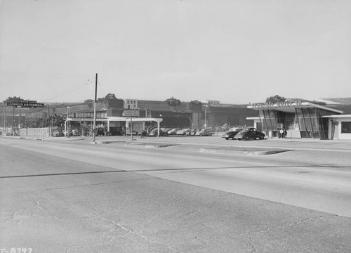 Hollywood Way approaching Lockheed Air Terminal in 1944