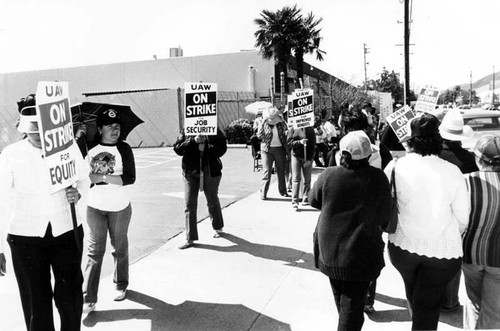 UAW Local 645 picketing outside Van Nuys General Motors plant