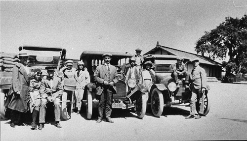 Glendale families before car trip to San Francisco, Glendale, 1915