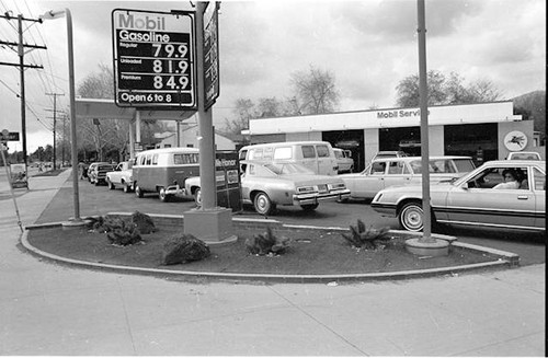 Motorists in line for gasoline, Sylmar, 1979