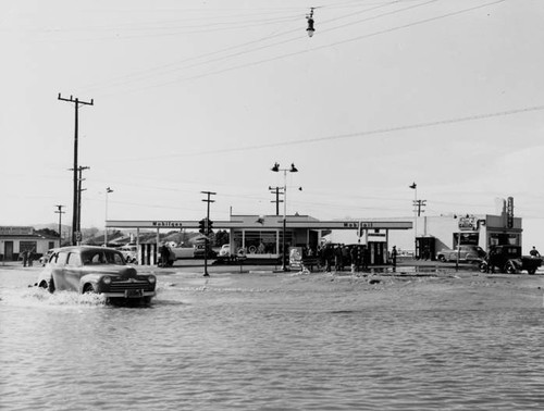 Flooded intersection near the Los Angeles River, Burbank, 1938