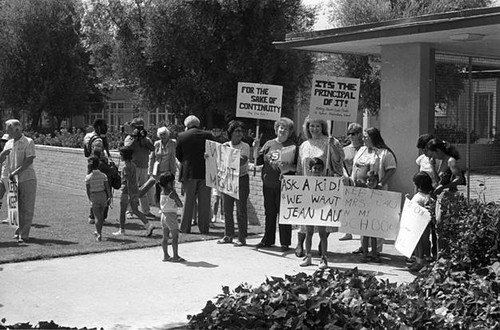 Demonstration in support of principal, Sylmar Elementary School, Sylmar, 1986