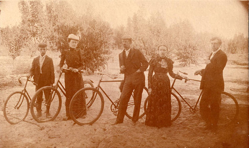 Van Winkle Family and their bicycles, 1910