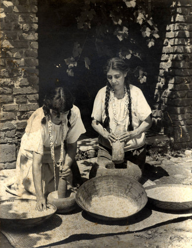 San Fernando Mission Indian women