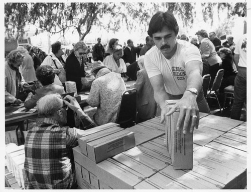 Glendale senior citizens food give-away, 1983