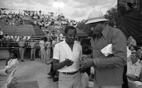 Robert Guillaume talking with an unidentified man at the Pryor-Argüello rematch, Las Vegas, 1983