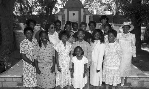 Extended Family Reunion participants posing together at the Allen House, Los Angeles, 1987
