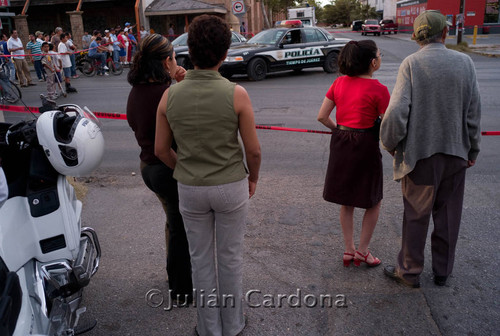 Onlookers at Auto Zone, Juárez, 2008