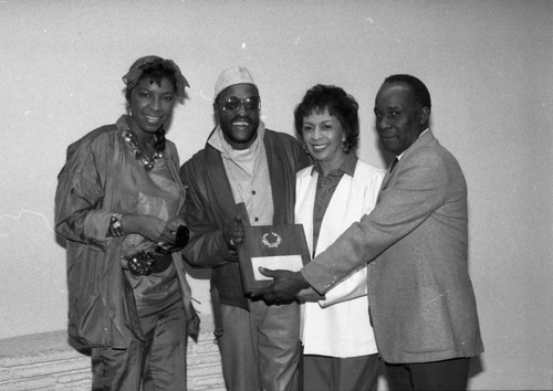 Natalie Cole and Billy Paul posing with Gertrude Gipson and Bene Coleman, Los Angeles, 1985