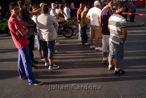 Onlookers at Auto Zone, Juárez, 2008