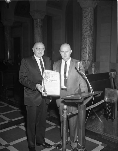 Hahn presents award, Los Angeles