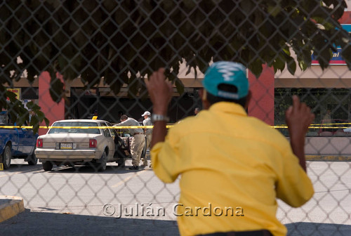 Crime scene crowd, Juárez, 2008