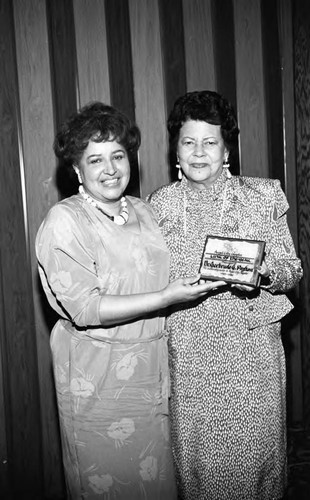 Dr. Gertrude G. Paxton receiving an award, Los Angeles, 1986