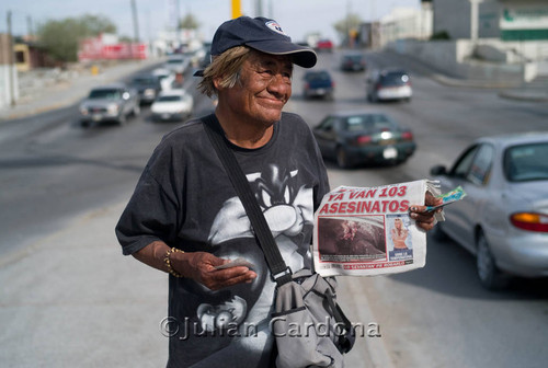 Selling newspapers, Juárez, 2008