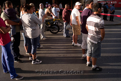 Onlookers at Auto Zone, Juárez, 2008