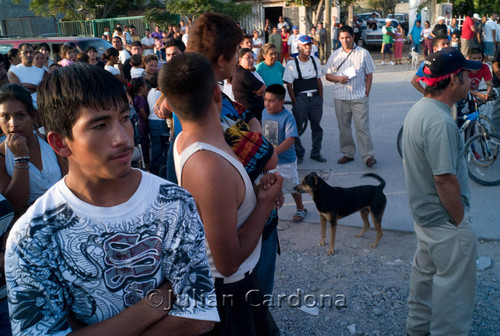 Crime scene crowd, Juárez, 2008