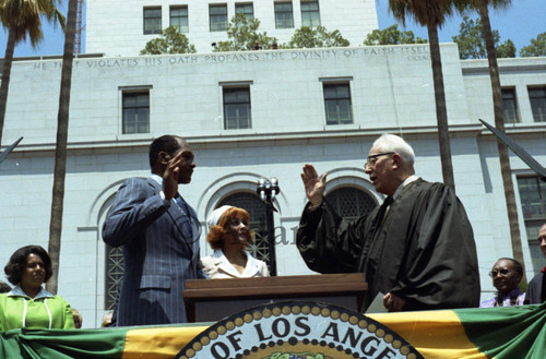 Earl Warren swearing in Tom Bradley as mayor, Los Angeles, 1973