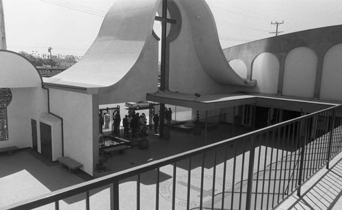 West Angeles Church of God interior courtyard, Los Angeles, 1987