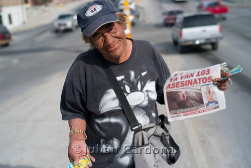 Selling newspapers, Juárez, 2008