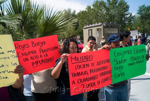 Protest signs, Juárez, 2008