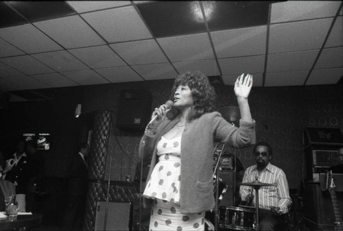 Marlena Shaw performing at the Pied Piper nightclub, Los Angeles, 1987