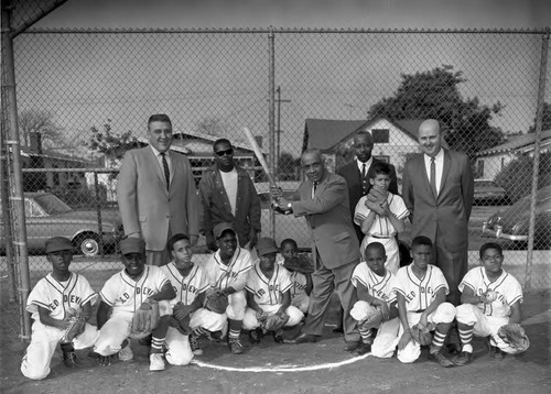 Little League baseball team, Gilbert Lindsay, and Gordon Hahn, Los Angeles, 1963