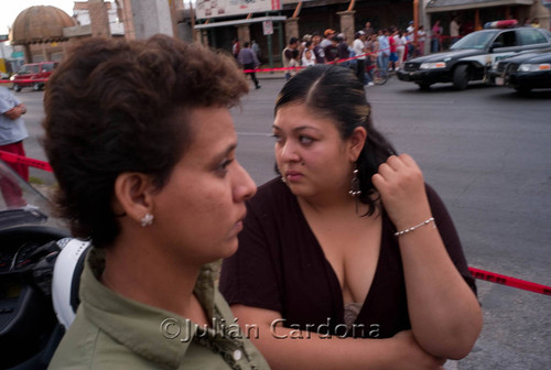 Onlookers at Auto Zone, Juárez, 2008