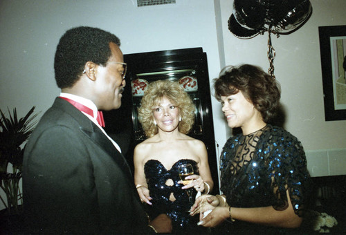 Johnnie Cochran talking with Iris Rideaux at a fundraiser, Los Angeles, 1986