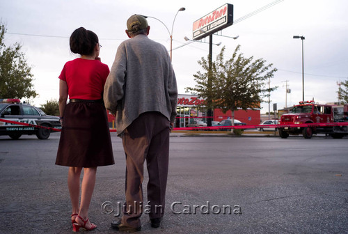 Onlookers at Auto Zone, Juárez, 2008