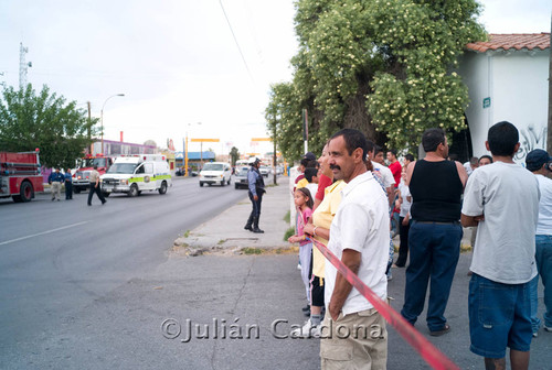 Onlookers at Auto Zone, Juárez, 2008