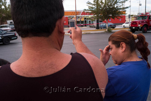 Onlookers at Auto Zone, Juárez, 2008