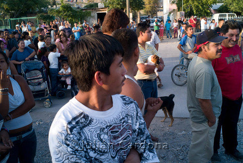 Crime scene crowd, Juárez, 2008