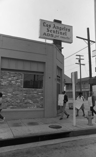 Protesters picketing in front of the Los Angeles Sentinel newspaper office, Los Angeles, 1982