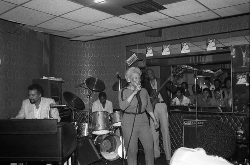 Barbara Morrison performing with The Crusaders at the Pied Piper nightclub, Los Angeles, 1984