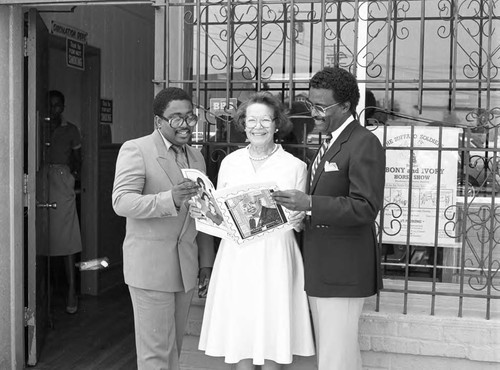 Ruth Washington and Johnnie Cochran reading a publication, Los Angeles, 1983