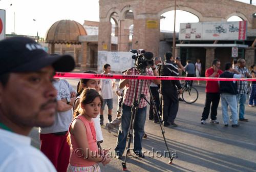 Onlookers at Auto Zone, Juárez, 2008