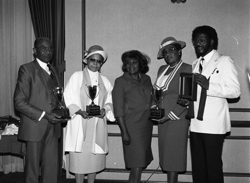 Lula Fields poses with "Extraordinaire Award" winners, Los Angeles, 1985